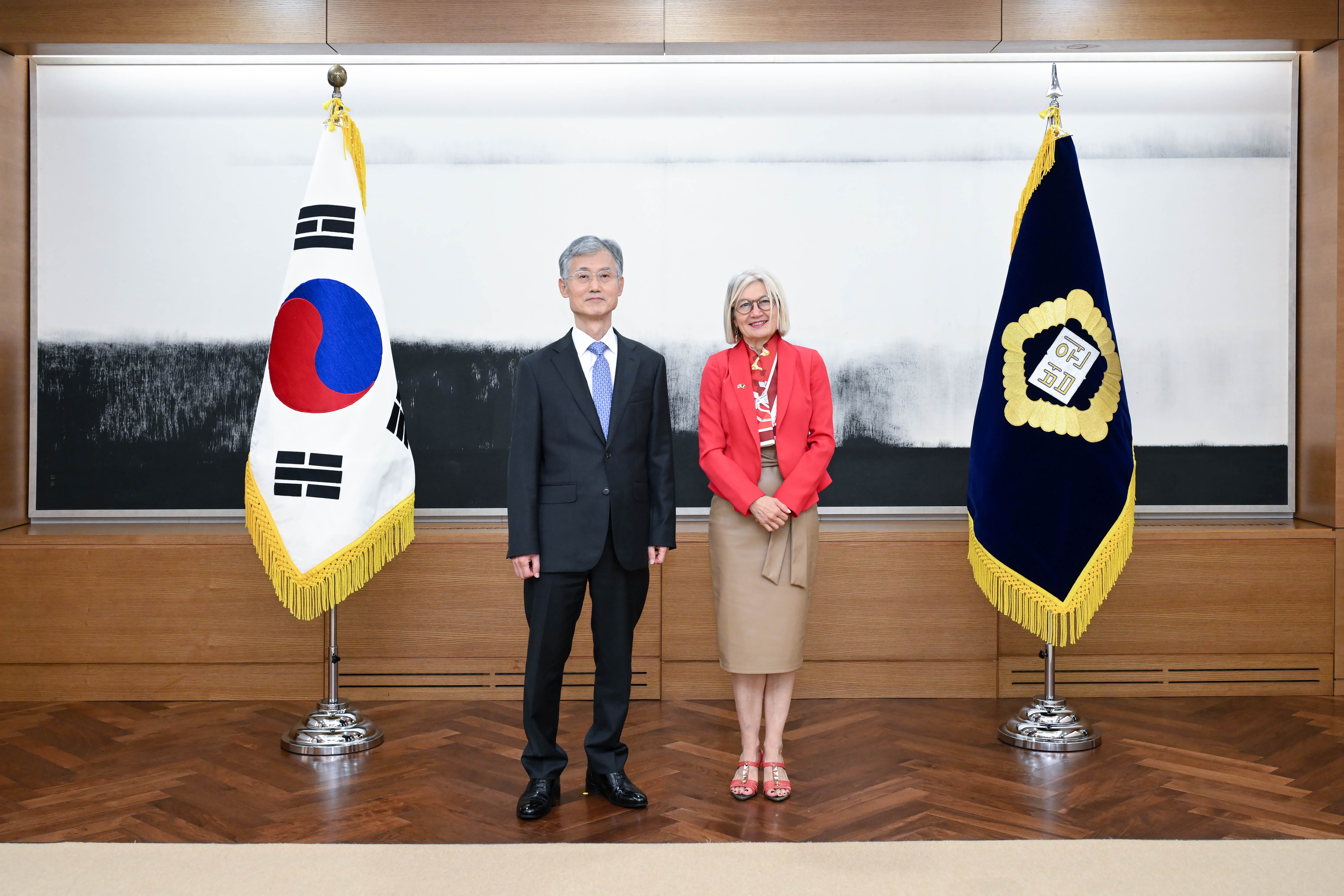 Chief Justice receives a Courtesy Visit from the Ambassador of Italy to Korea
