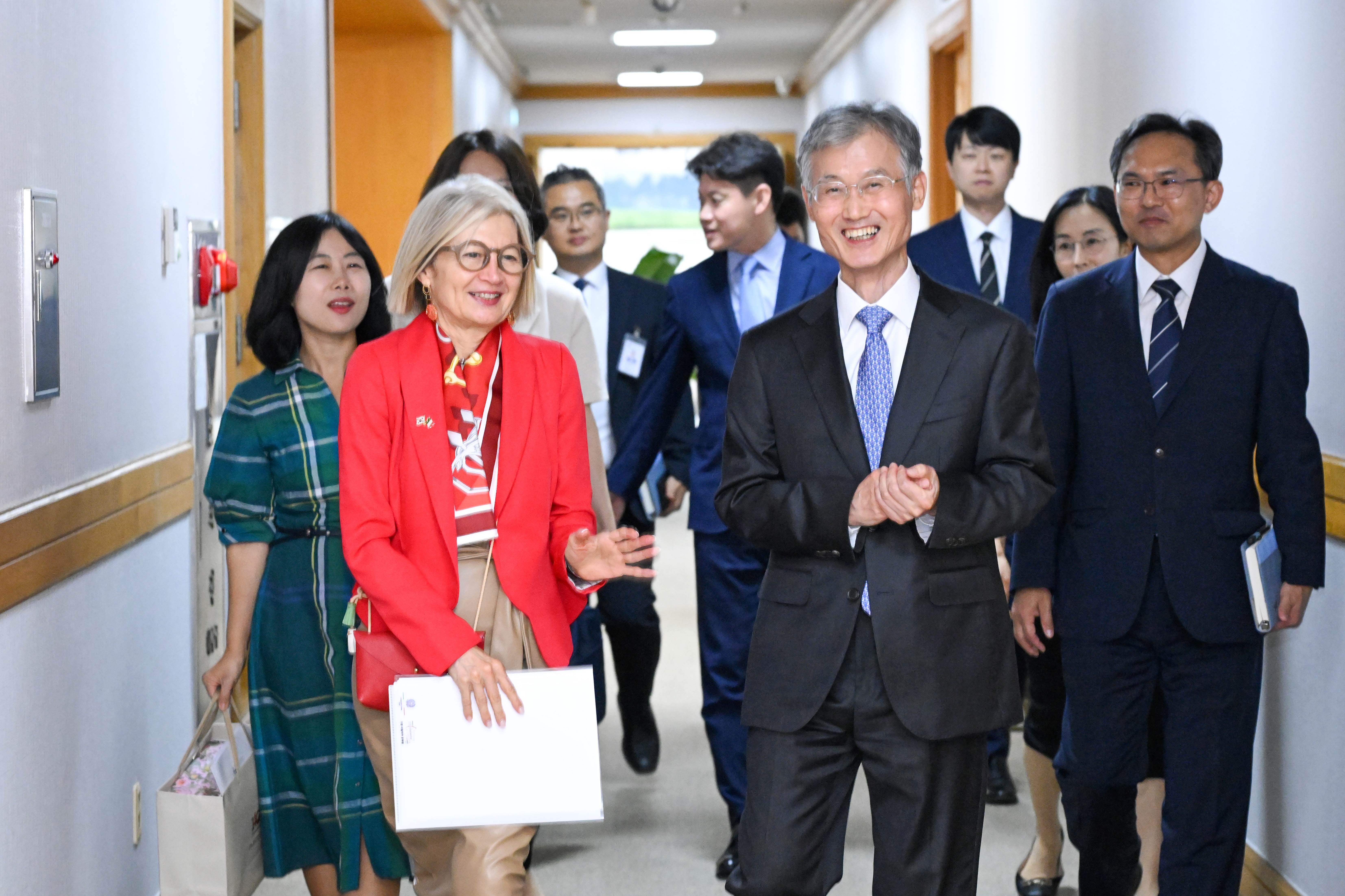 Chief Justice receives a Courtesy Visit from the Ambassador of Italy to Korea
