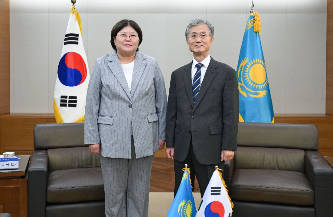 Elvira Azimova of the Constitutional Court of Kazakhstan Visits the Supreme Court of Korea