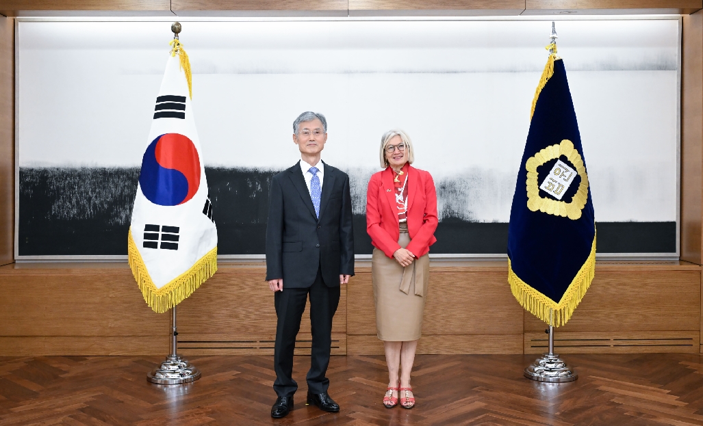 Chief Justice receives a Courtesy Visit from the Ambassador of Italy to Korea