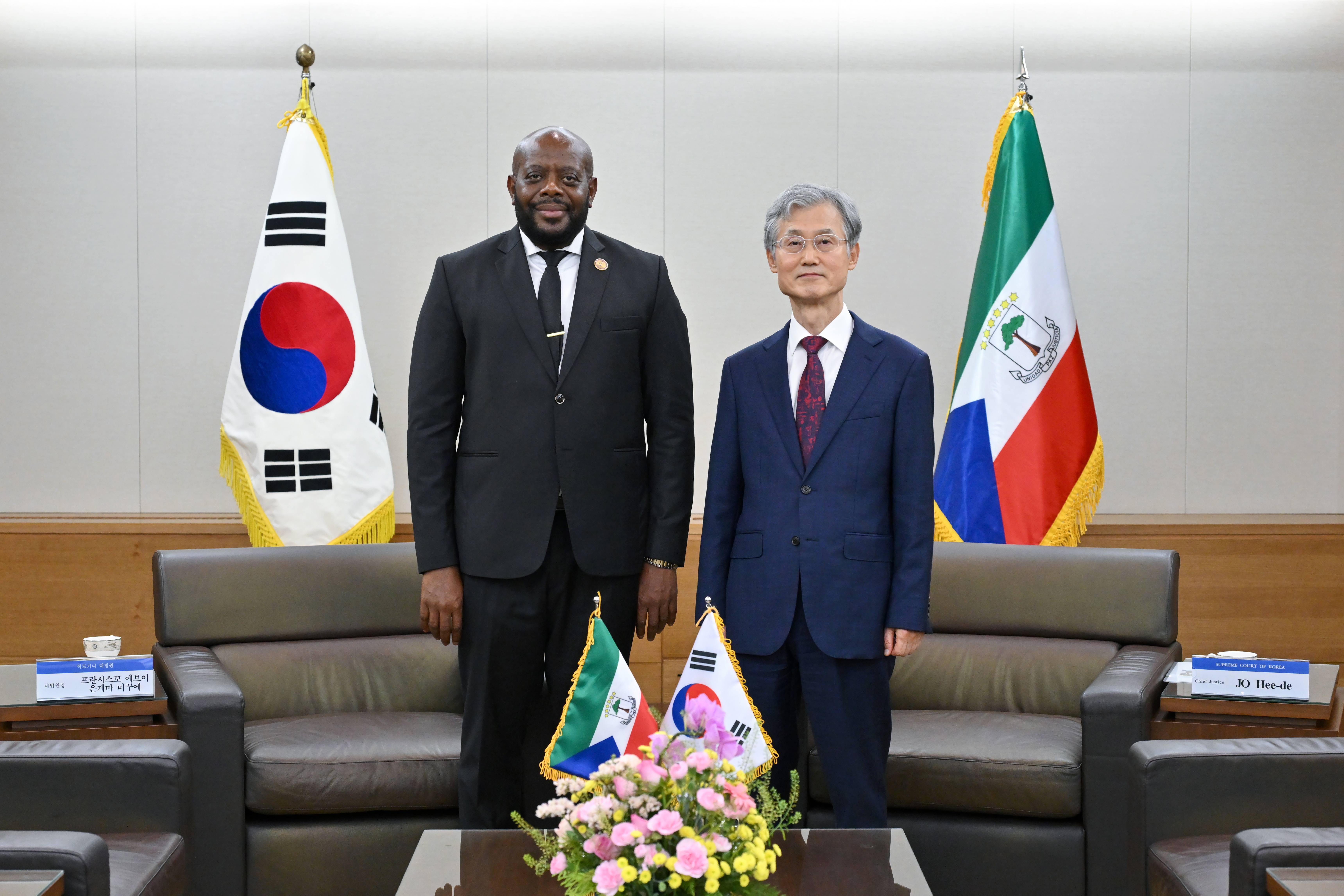 Chief Justice of Equatorial Guinea Visits the Supreme Court